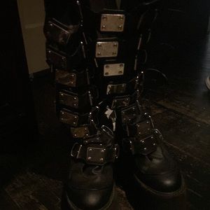 Demonia Swing 815 size 8